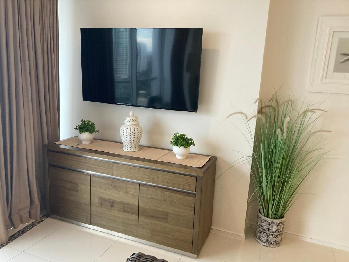 Stunning Ocean Views Surfers Apartment Gold Coast