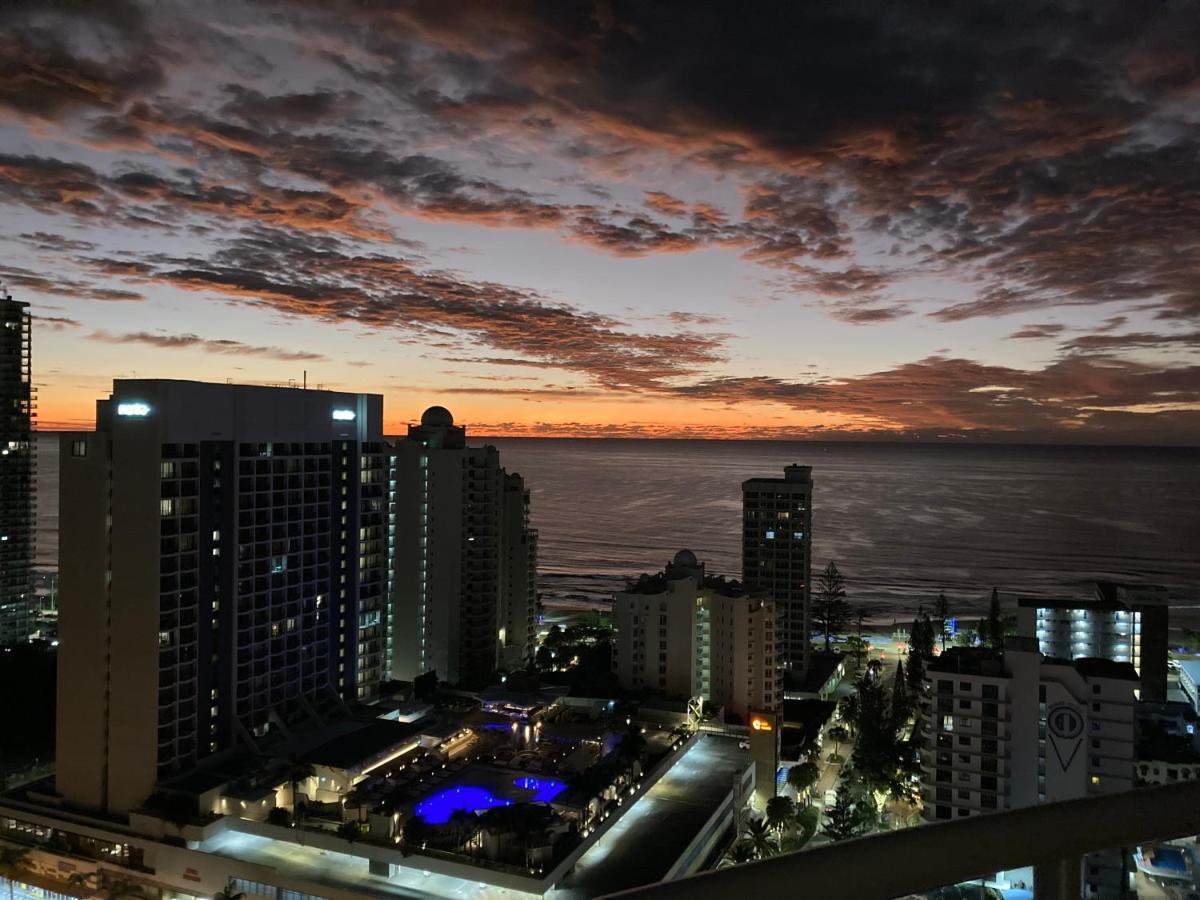 Stunning Ocean Views Surfers Apartment *