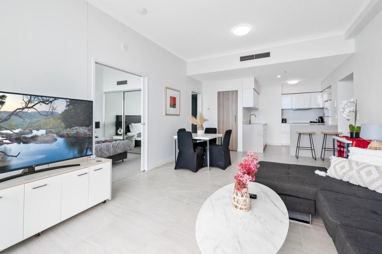 Apartment 2 Bedroom View In Surfers Paradise! Free Parking & Wifi *