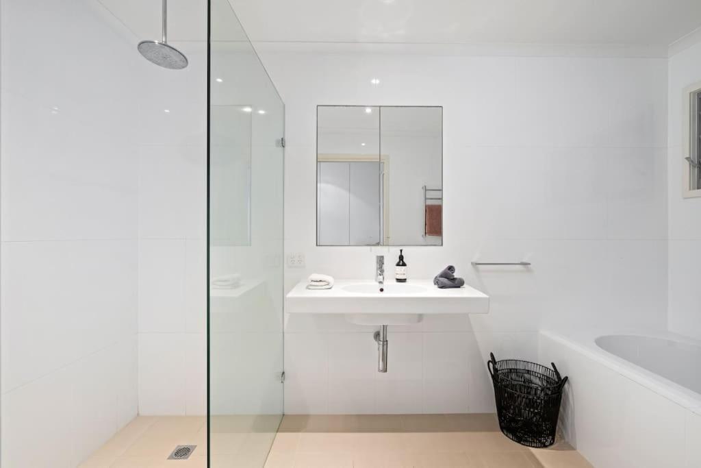 Sorrento Waterfront Retreat,pool * Gold Coast