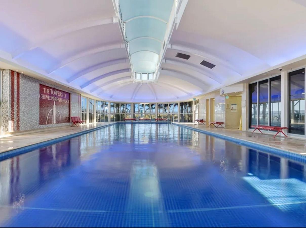 Apartment 2 Bedroom View In Surfers Paradise! Free Parking & Wifi *