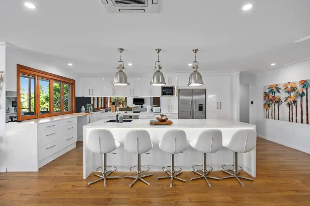 Broadbeach - Heated Pool - Sleeps 7 Holiday home Gold Coast