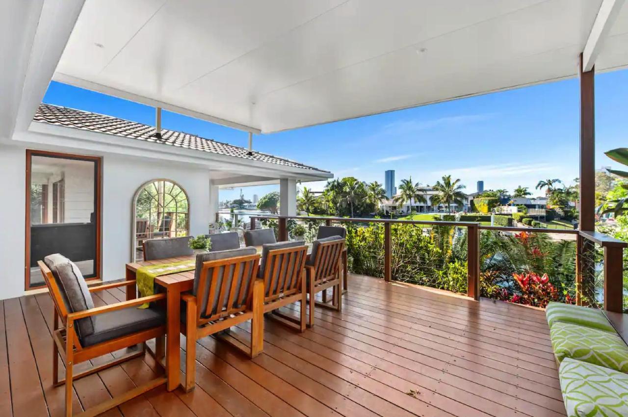 Broadbeach - Heated Pool - Sleeps 7 Holiday home *