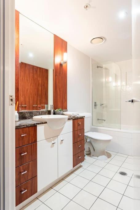 Seaview Chevron Renaissance Free Parking &free Wifi Apartment
