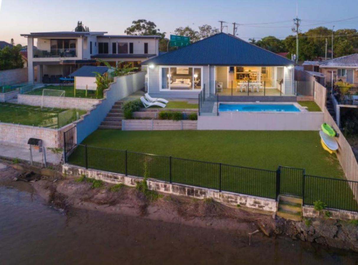 Capri Waterfront 5br Waterfront Heated Pool Holiday home