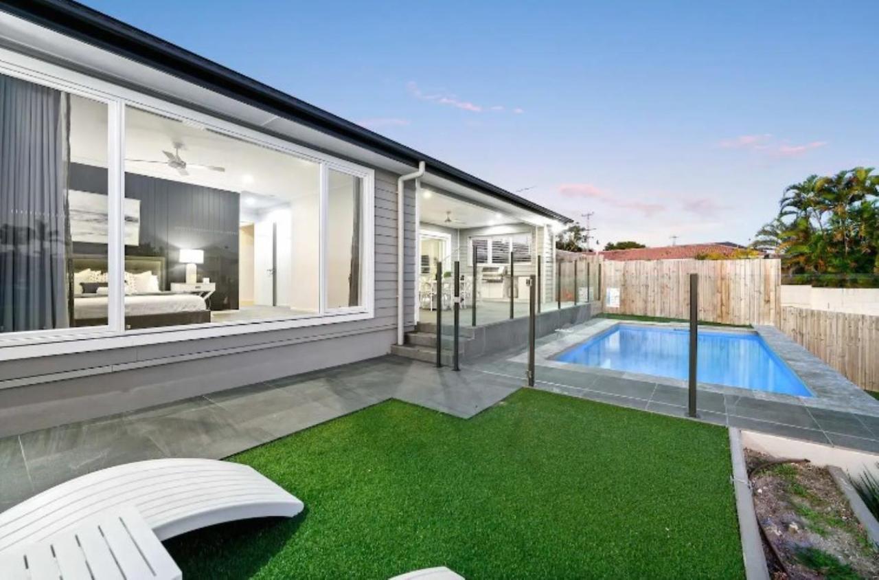 Capri Waterfront 5br Waterfront Heated Pool Holiday home Gold Coast