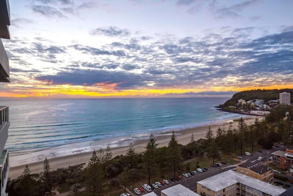 5 Star Beachfront Sky In Prime Location Apartment