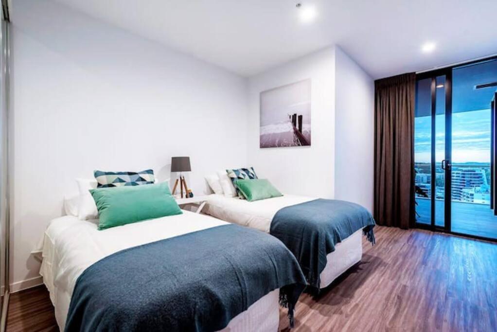 5 Star Beachfront Sky In Prime Location * Gold Coast