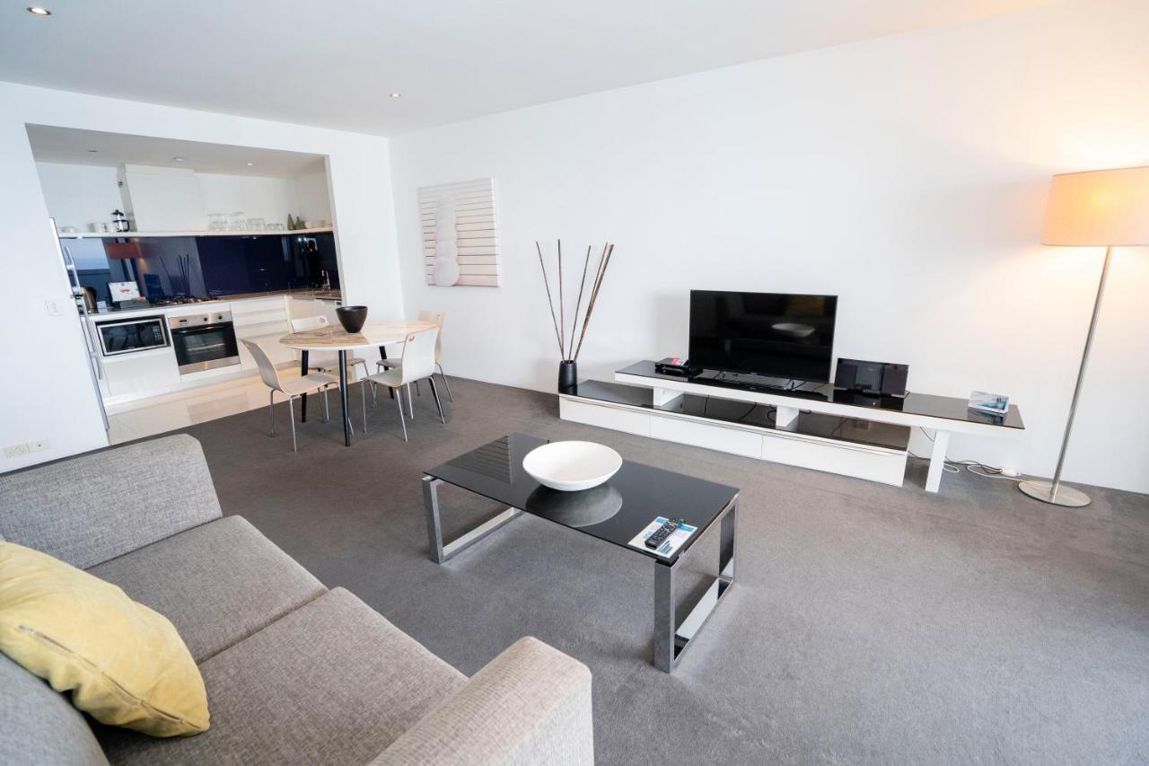 Circle On Cavill Apartment