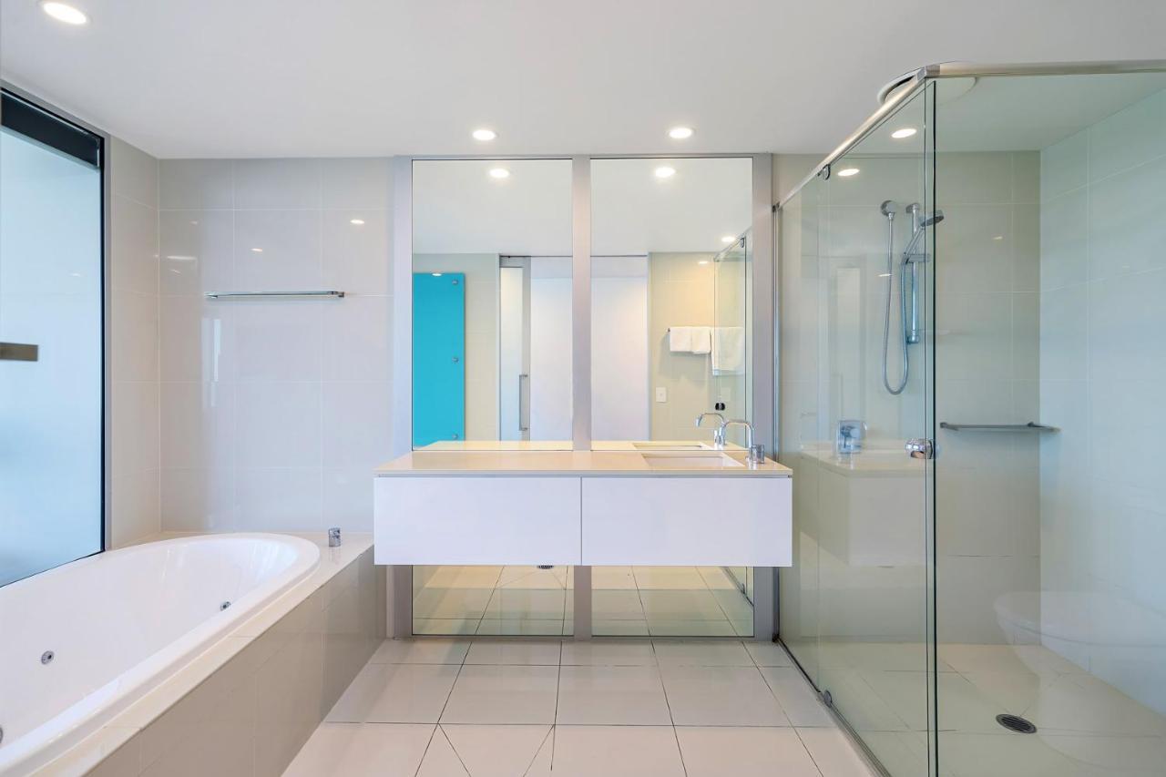 Beachside Surfers Q1 Three Bedroom Apartment Gold Coast