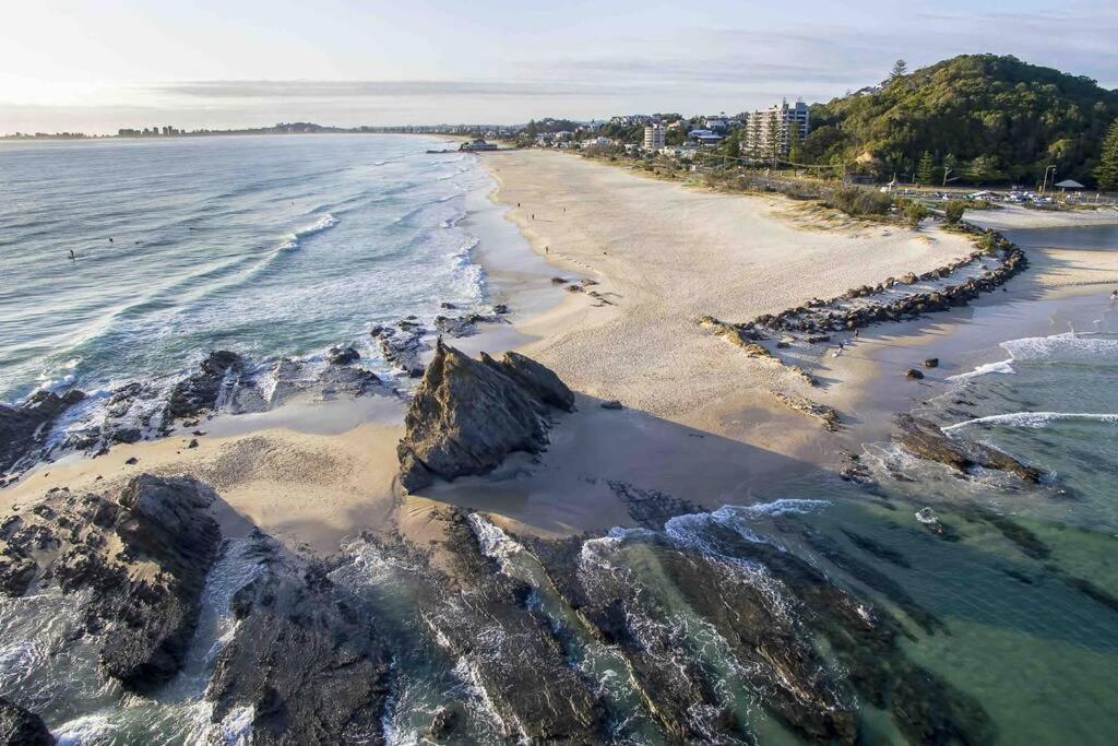 Large Tugun Modern House Minutes To The Holiday home