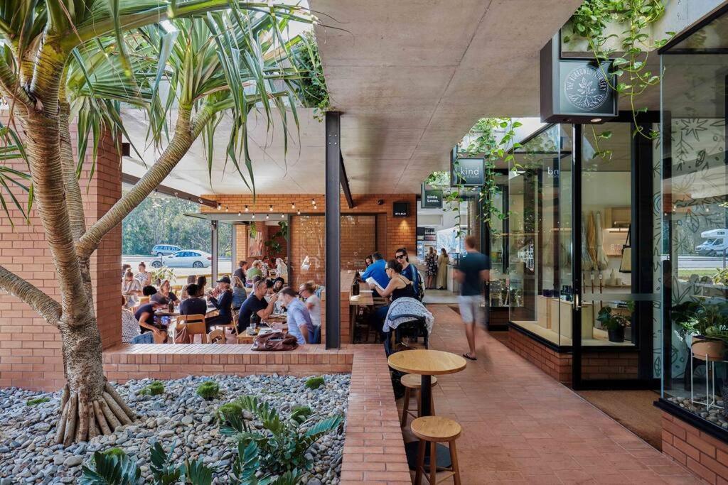 Large Tugun Modern House Minutes To The