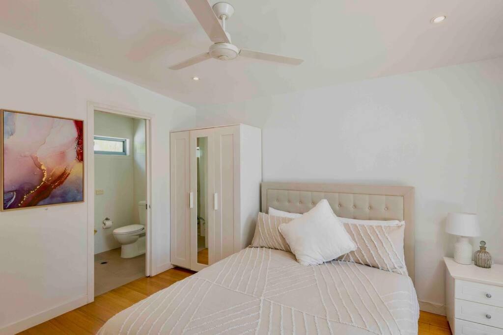 Holiday home Large Tugun Modern House Minutes To The *