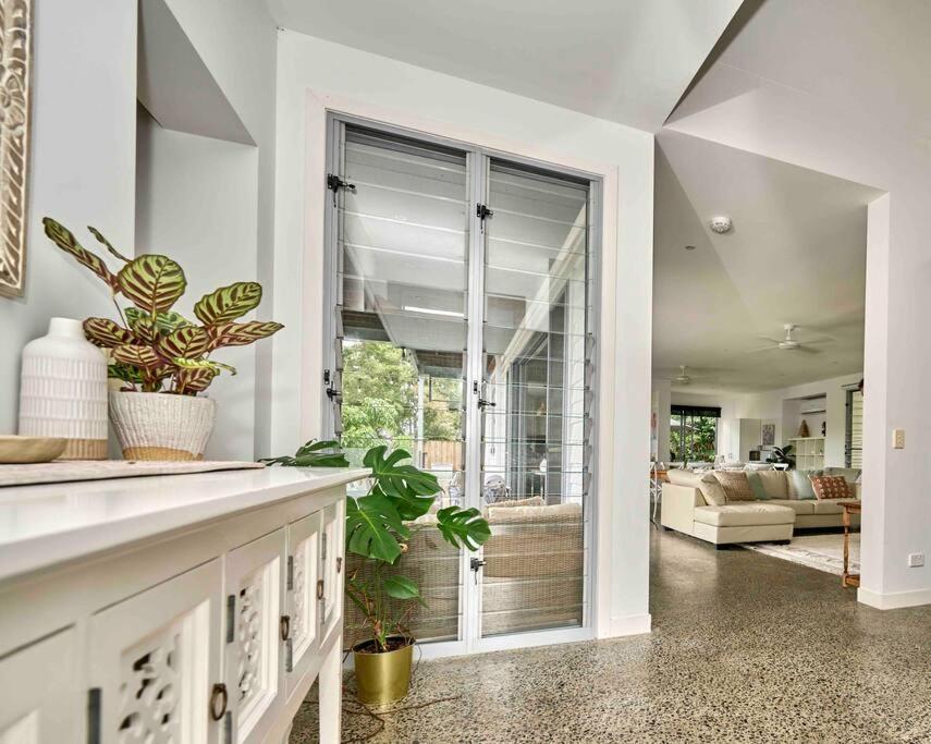 Large Tugun Modern House Minutes To The Holiday home Gold Coast