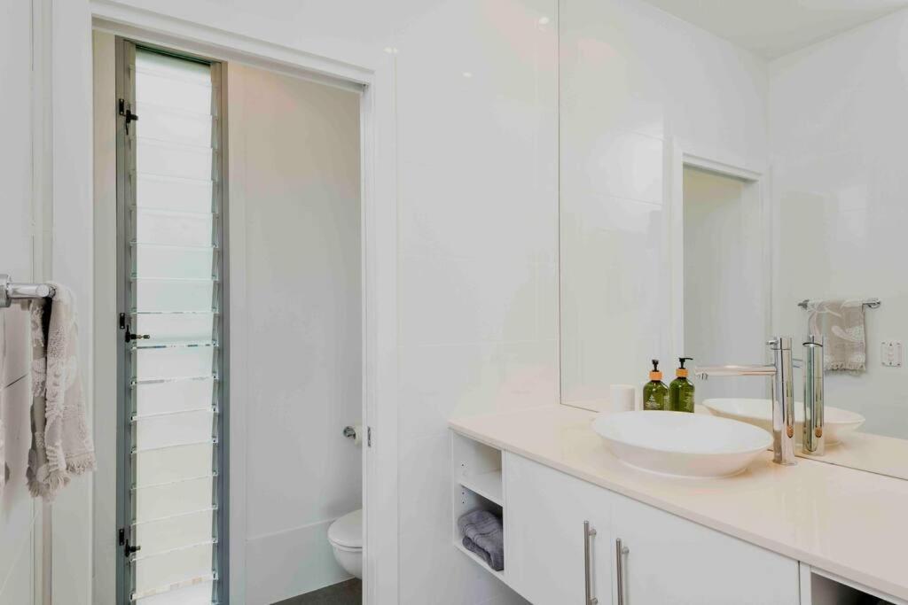 Large Tugun Modern House Minutes To The