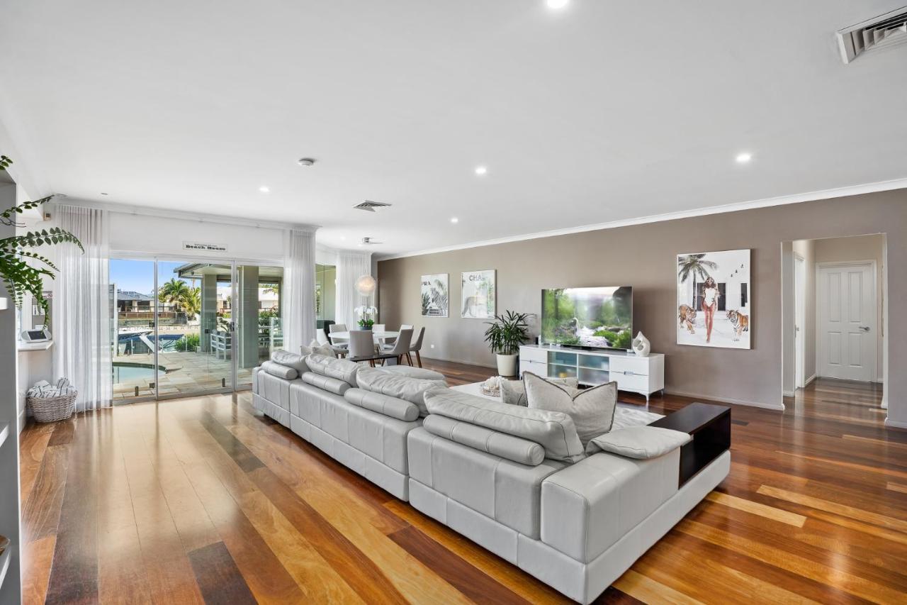 Seaclusion 5 Bed Waterfront, Sleeps 12 * Gold Coast