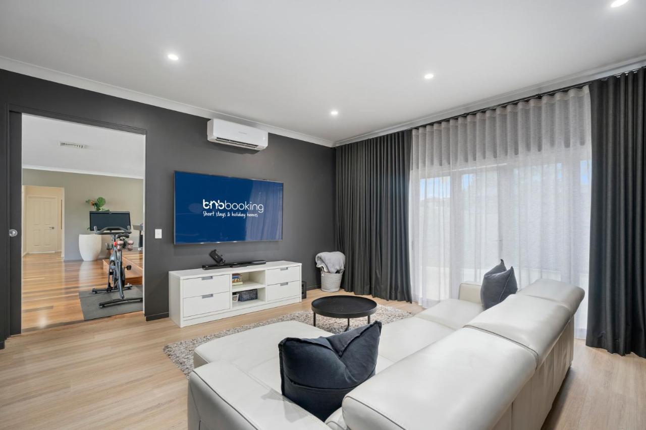 Seaclusion 5 Bed Waterfront, Sleeps 12 *