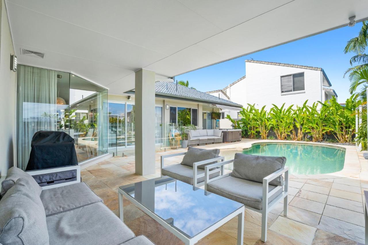 Seaclusion 5 Bed Waterfront, Sleeps 12 Gold Coast
