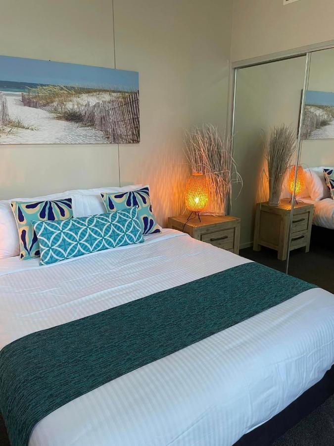 Milhaven At Chevron Renaissance Tower Apartment *