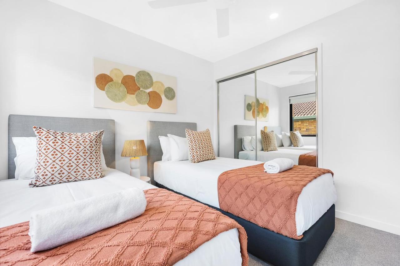 Villa New 3br Burleigh Townhome With Private Rooftop! *