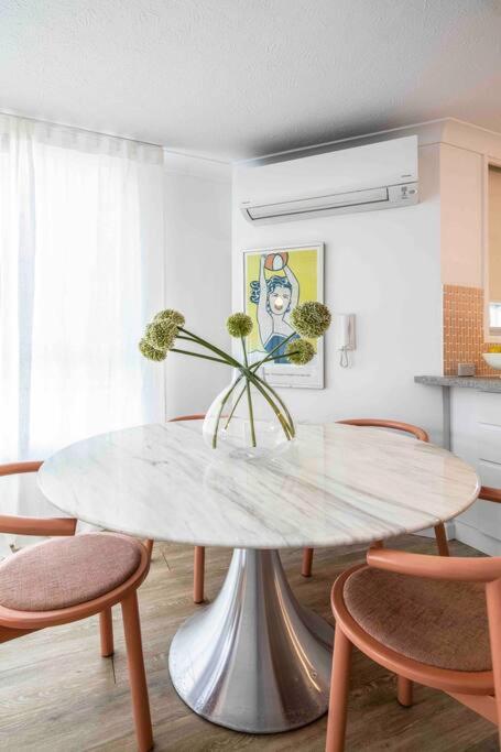 Blush On Broadbeach- Beachside And Pet Friendly, 3rd Floor Walk Up Apartment *