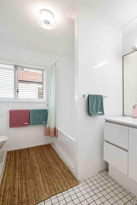 Blush On Broadbeach- Beachside And Pet Friendly, 3rd Floor Walk Up Gold Coast