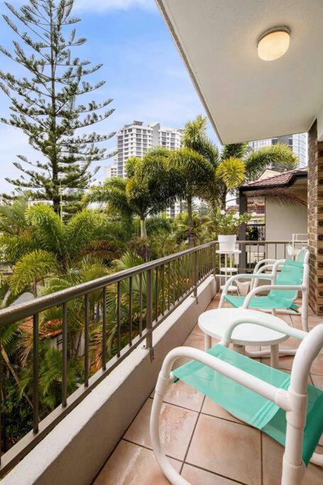 Blush On Broadbeach- Beachside And Pet Friendly, 3rd Floor Walk Up Apartment *