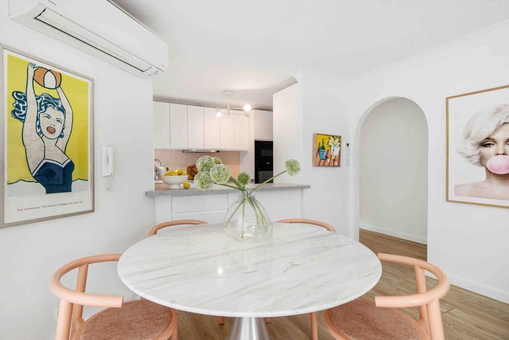 Apartment Blush On Broadbeach- Beachside And Pet Friendly, 3rd Floor Walk Up *