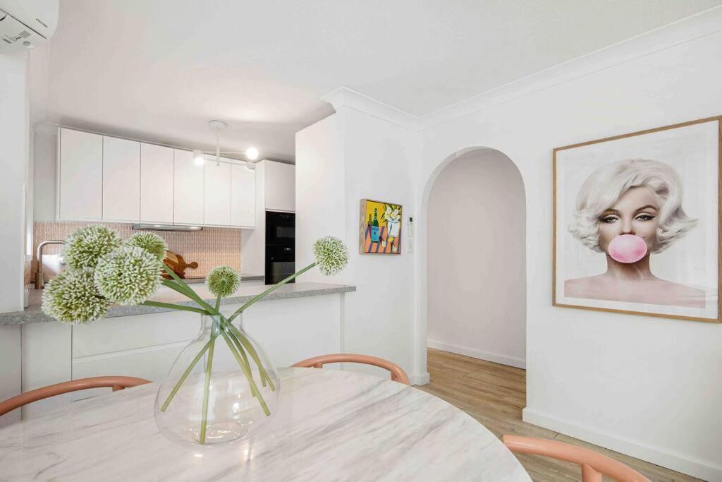 Apartment Blush On Broadbeach- Beachside And Pet Friendly, 3rd Floor Walk Up *