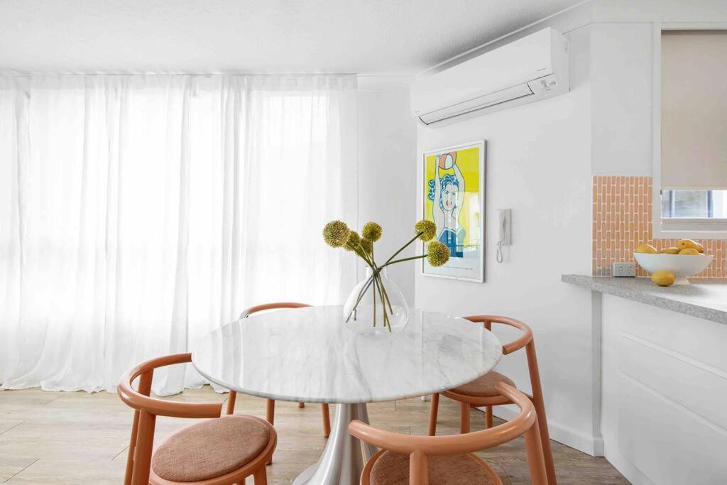 Apartment Blush On Broadbeach- Beachside And Pet Friendly, 3rd Floor Walk Up *