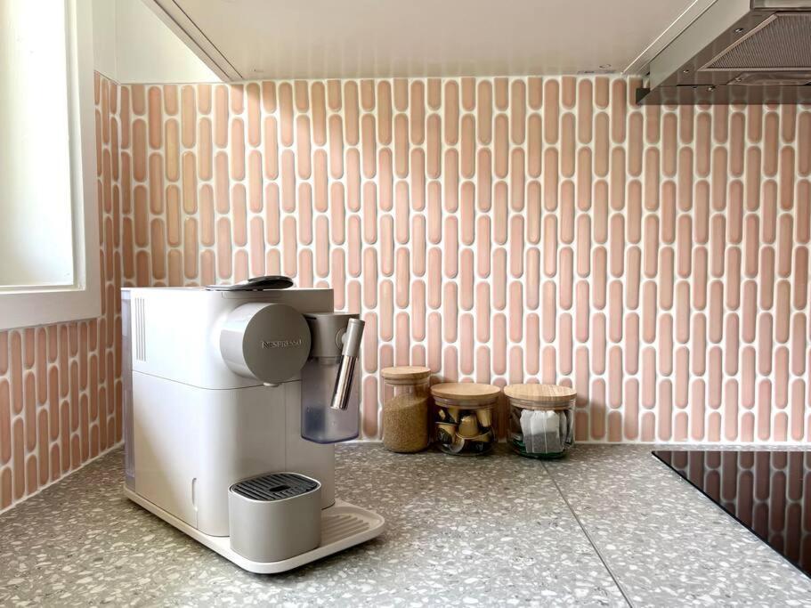 Blush On Broadbeach- Beachside And Pet Friendly, 3rd Floor Walk Up Apartment *