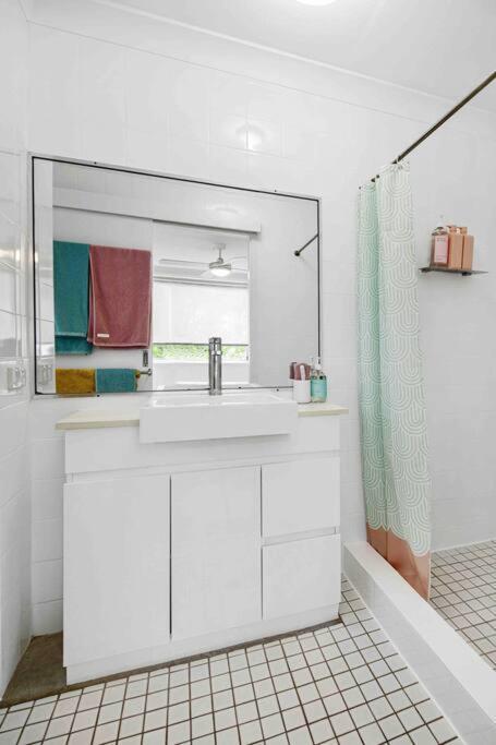 Blush On Broadbeach- Beachside And Pet Friendly, 3rd Floor Walk Up Gold Coast