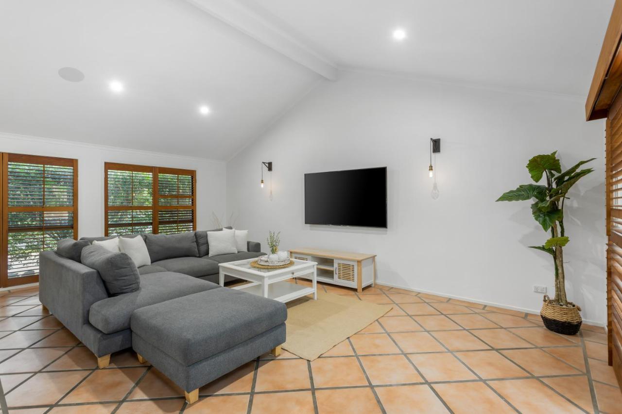 Holiday home Spacious 4 Bedroom Entire With Pool - Robina,