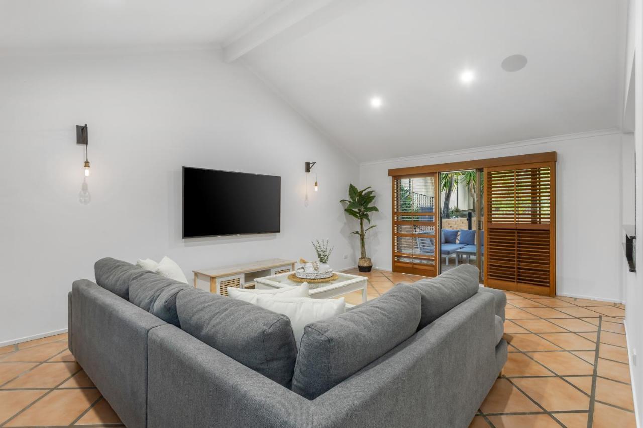 Spacious 4 Bedroom Entire With Pool - Robina,