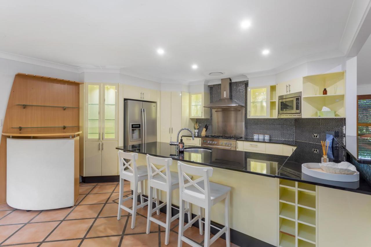 Spacious 4 Bedroom Entire With Pool - Robina,