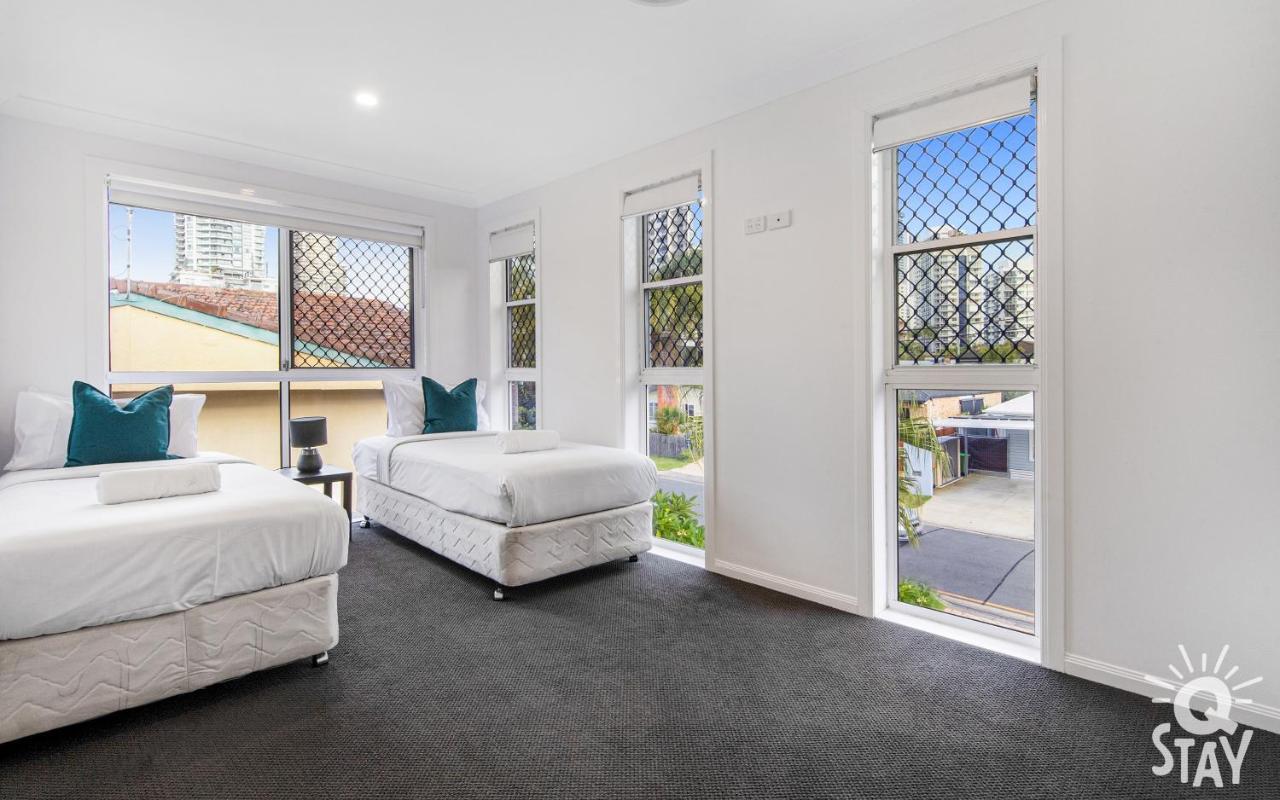 3 Bedroom Villa's In Surfers Paradise - Q *