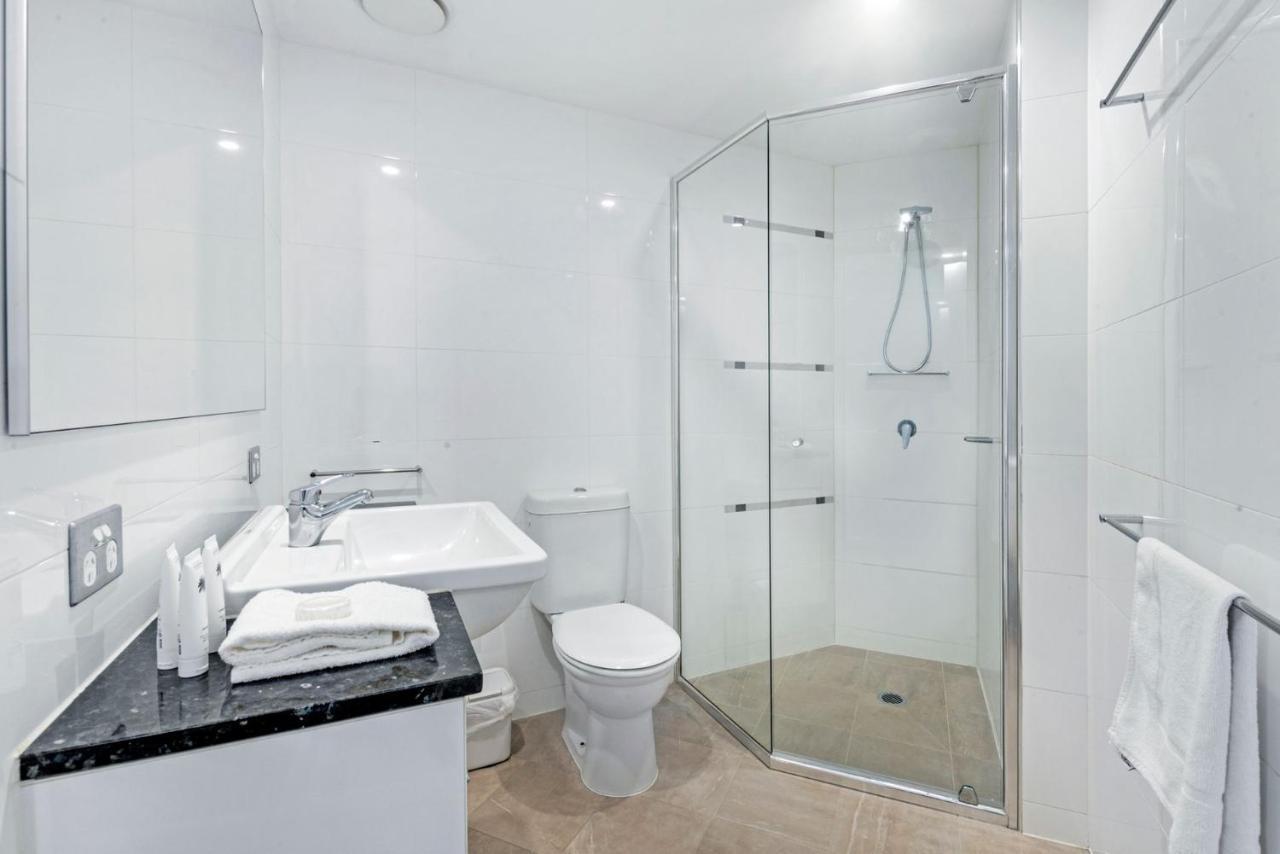 Fresh & Modern 2 Bedroom In Sierra Grand - Coasthm Gold Coast