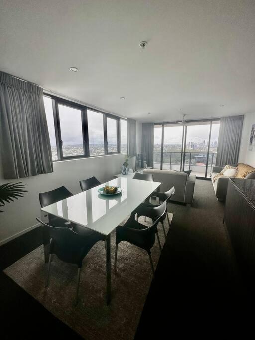 Modern Sophistication Broadbeach Apartment