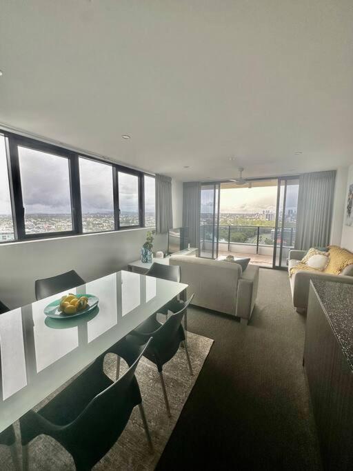 Modern Sophistication Broadbeach Apartment *