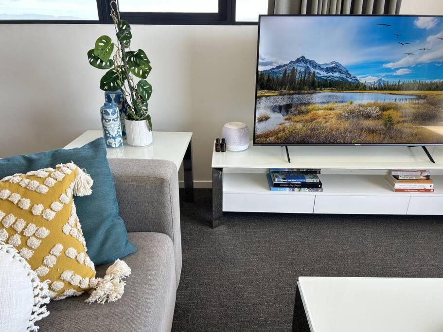 Modern Sophistication Broadbeach Apartment Gold Coast