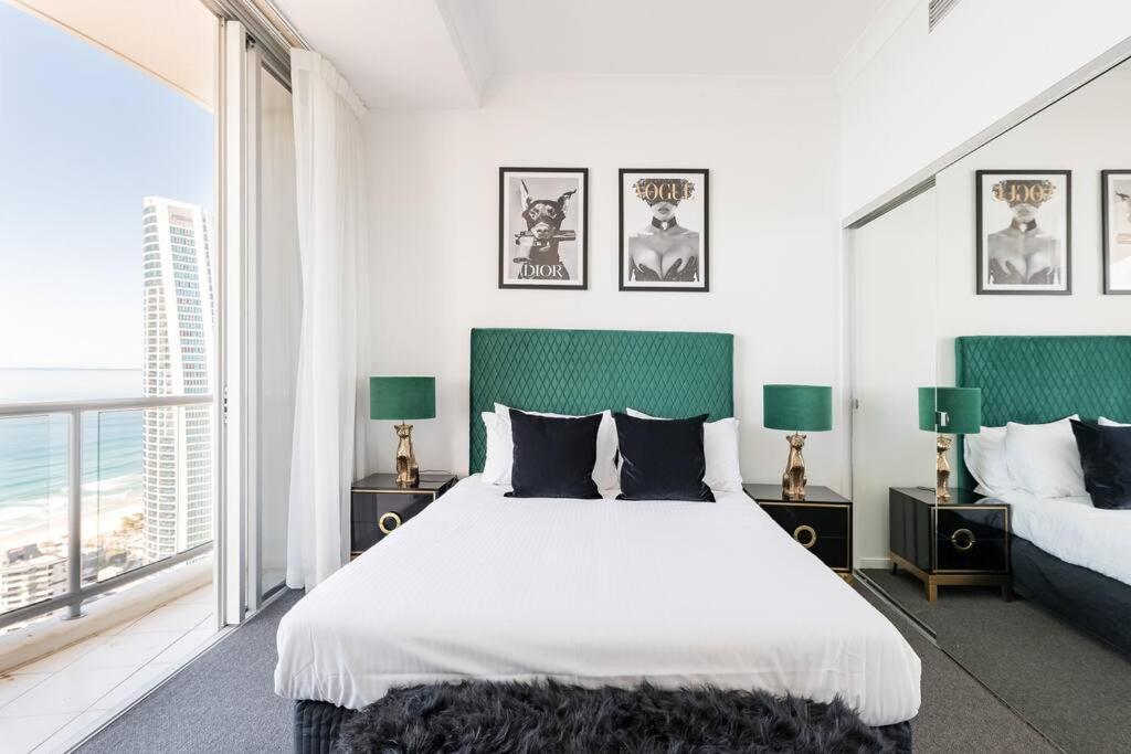 Breathtaking Views From Stunning 42nd Floor Skyhome & Living Apartment Gold Coast