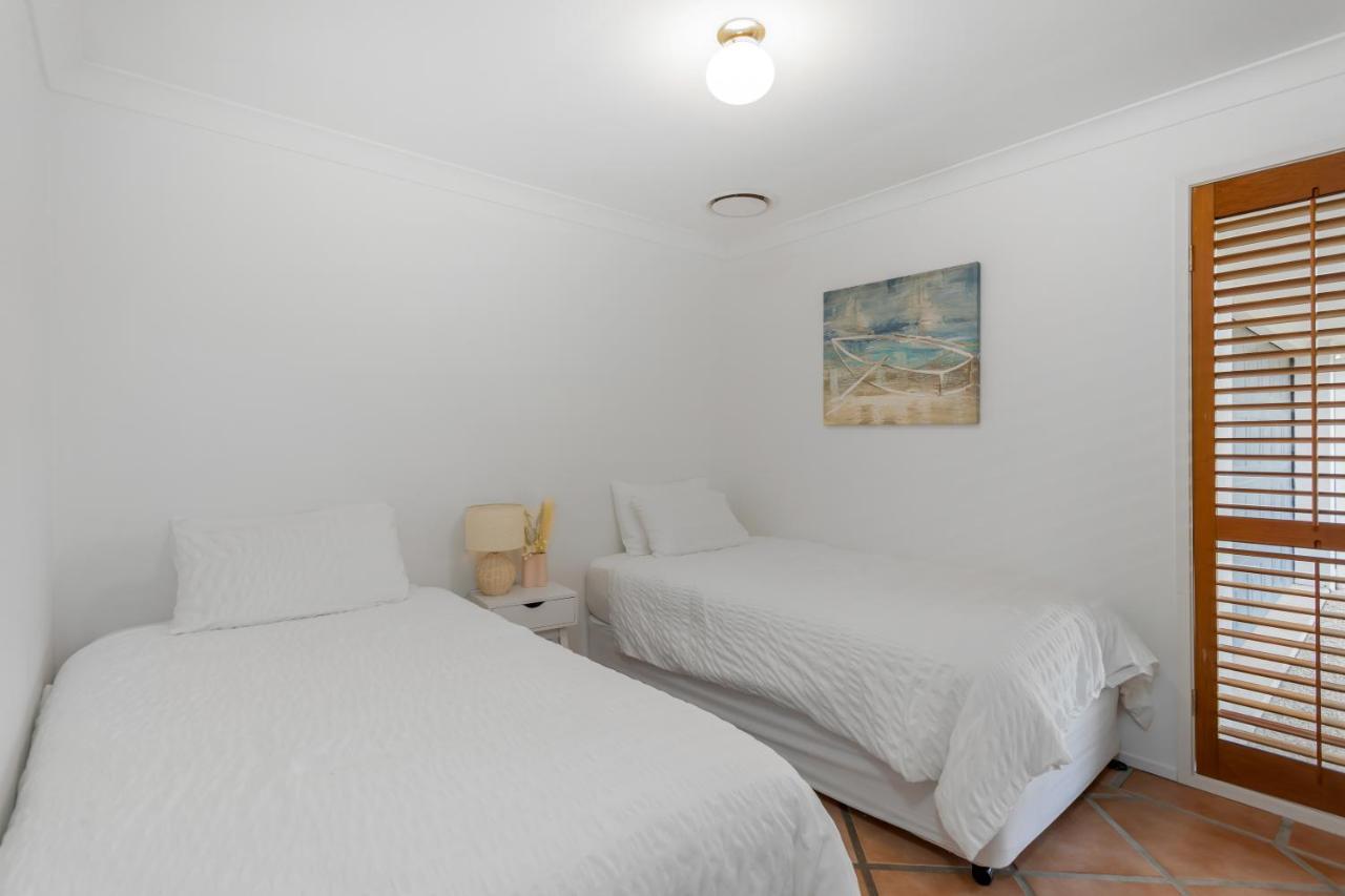 Holiday home Spacious 4 Bedroom Entire With Pool - Robina,