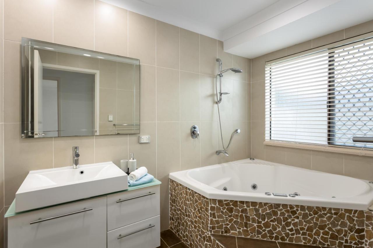 Holiday home Spacious 4 Bedroom Entire With Pool - Robina, *