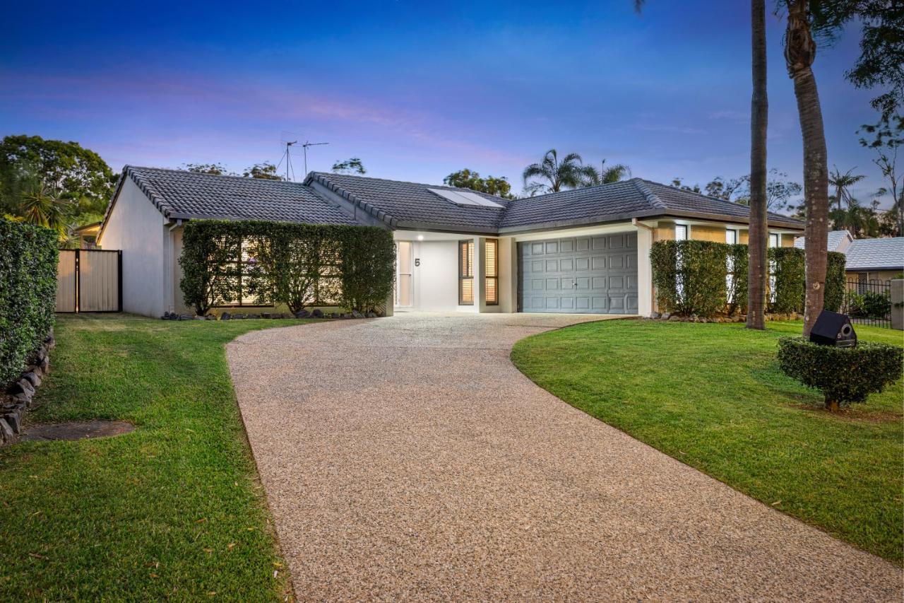 Spacious 4 Bedroom Entire With Pool - Robina, Holiday home