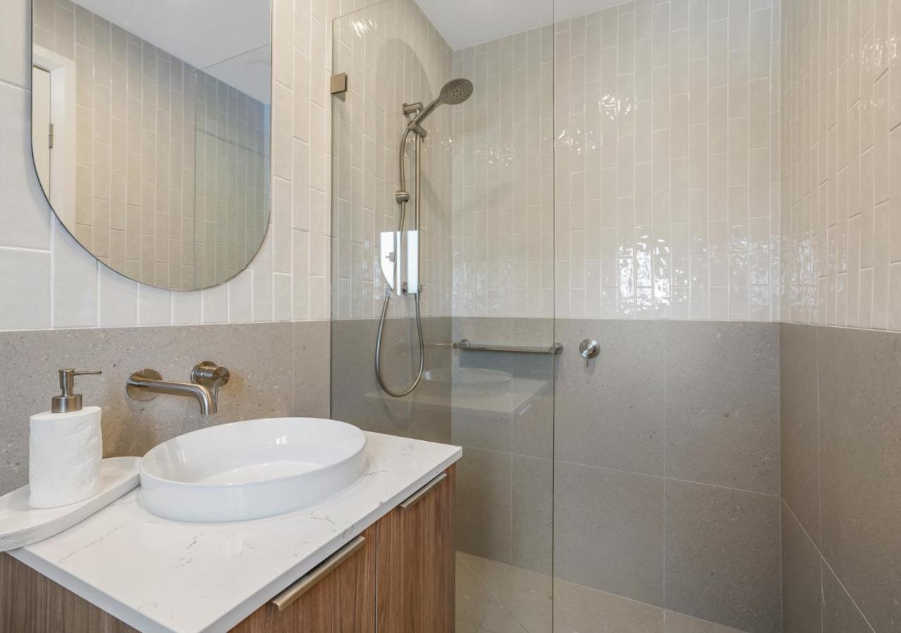 2 Bed Ocean View Apt, Parking, Wifi! 250m To