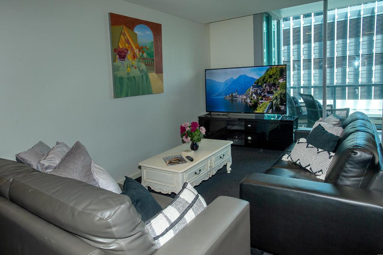 Exquisitely Furnished 2 Bedroom Apartment! Apartment Gold Coast