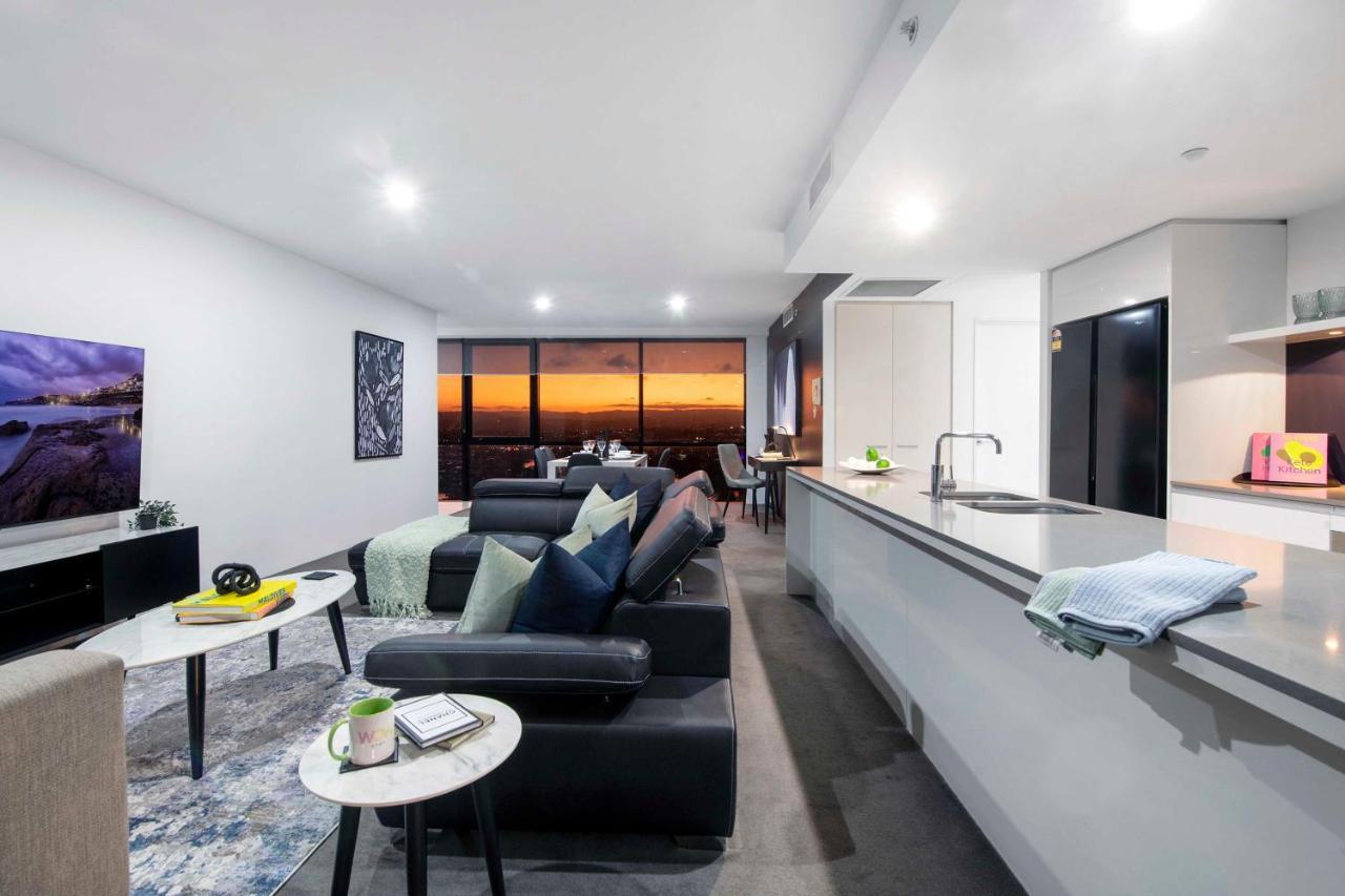 Apartment Three Bedroom Ocean View At Circle On Cavill - One Free Parking! - Self Contained & Privately Managed - Wow