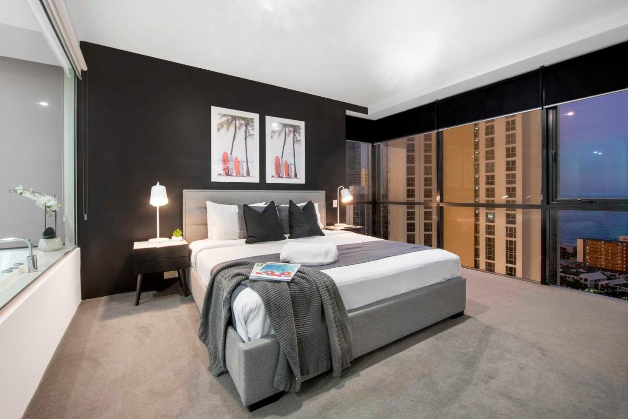 Apartment Three Bedroom Ocean View At Circle On Cavill - One Free Parking! - Self Contained & Privately Managed - Wow