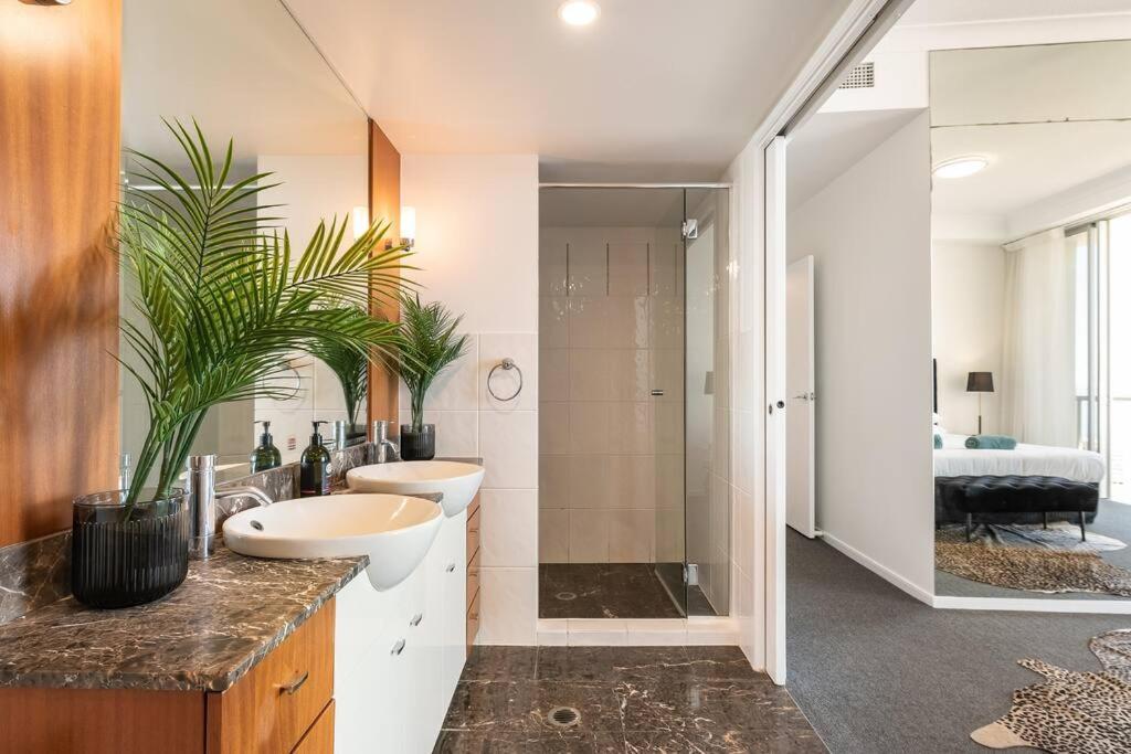 Breathtaking Views From Stunning 42nd Floor Skyhome & Living Gold Coast