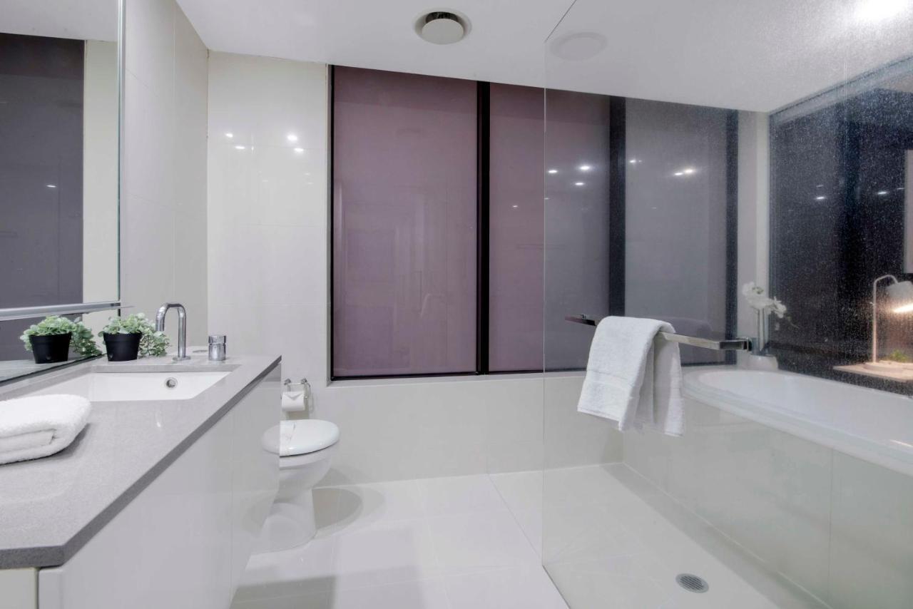 Three Bedroom Ocean View At Circle On Cavill - One Free Parking! - Self Contained & Privately Managed - Wow Gold Coast